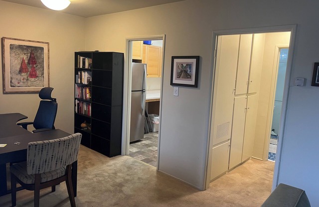 Charming centrally located 1-bedroom apartment. Great live/work space.