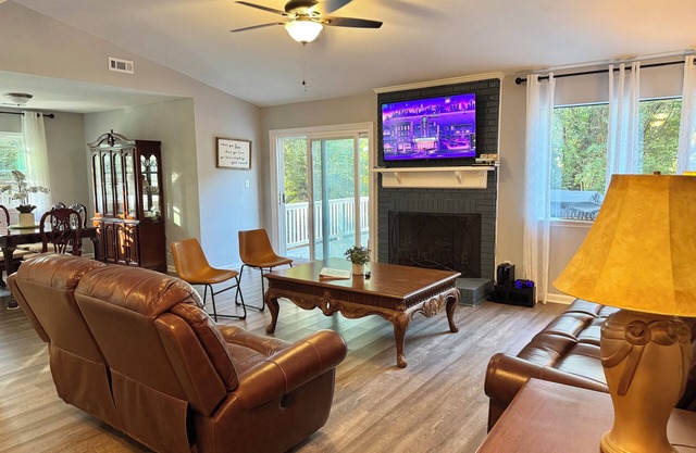 Charming Charlotte Getaway, Quiet Cul-de-Sac, Big Deck, Near Uptown & Airport