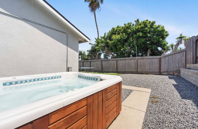 Charming Chill House with Jacuzzi!