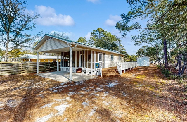 Charming coastal cottage with large deck & tranquil yard - near golf & beaches