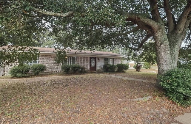 Charming Coastal Retreat in West Biloxi!