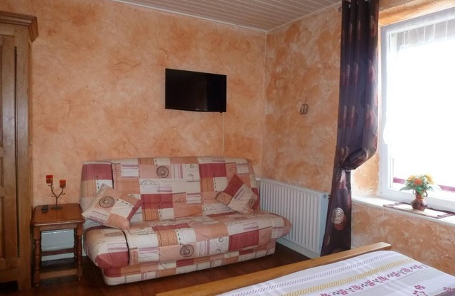 Charming Comfort Room with Wifi, Fireplace in Ognon Valley Village