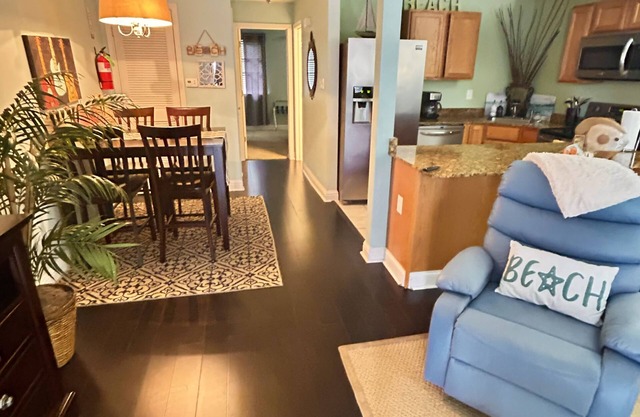 Charming Condo across from Beach, Boardwalk, Shops and Restaurants.