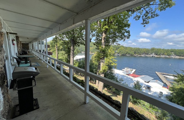 Charming condo on the 4 mile marker of the lake of the ozarks.
