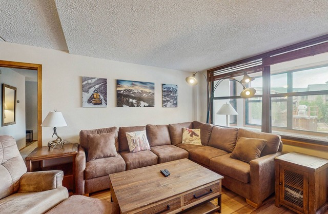 Charming condo with a private sunroom, kitchen, & hot tub - walk to lift