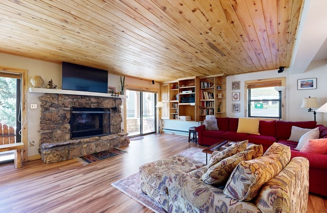 Charming condo with mountain views, washer/dryer, & shared hot tub