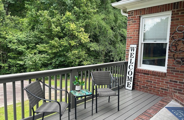 Charming. Convenient. Clean. Quiet. All packed into a 2 bedroom patio home.