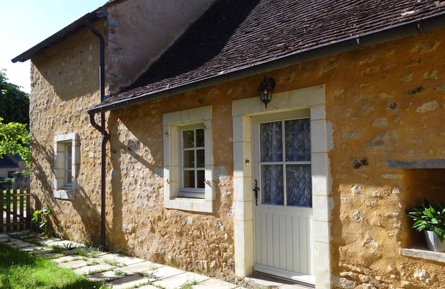 Charming Cottage in Historic Asnières-sur-Vègre with Modern Amenities