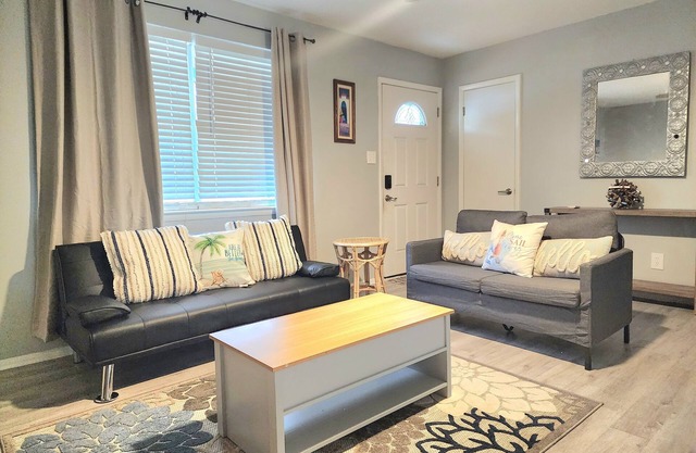 Charming Cottage Close to Beach & City