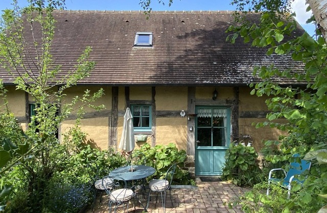 Charming Cottage with English Garden, WiFi, and Family Amenities in French Countryside