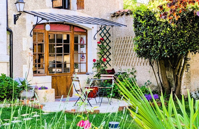 Charming Cottage with exclusive use of the Jacuzzi upon requestn