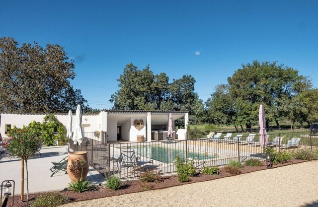 Charming cottage 2/4 people in a quiet area with outdoor swimming pool and spa