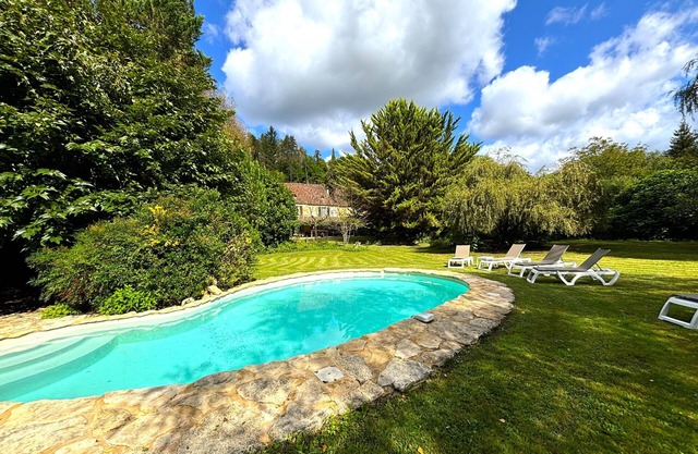 Charming cottage with private pool and huge garden, close to all amenities