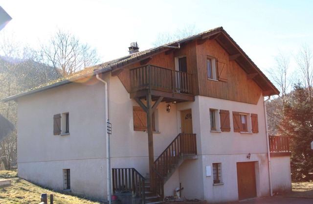 Charming cottage in the heart of greenery, ideal for spending time with family or friends.