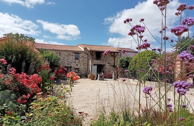 Charming Cottage in Vineyard Village with Bikes, Near Clisson and Puy du Fou