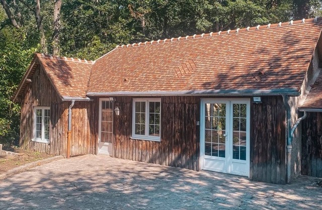 Charming Cottage Near Thoiry Zoo with Private Garden and Modern Amenities
