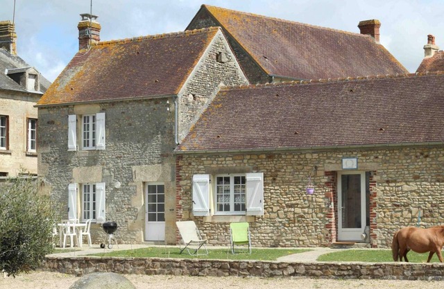 Charming Cottage on Equestrian Estate with Fireplace, Terrace, and Horse Facilities