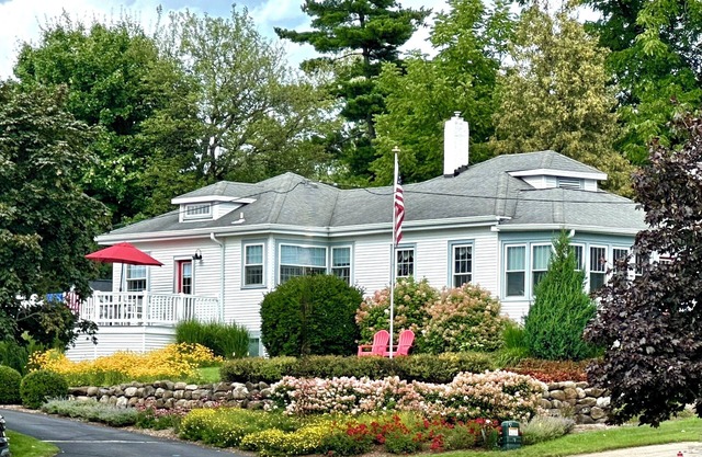 Charming Cottage Two Blocks from Downtown