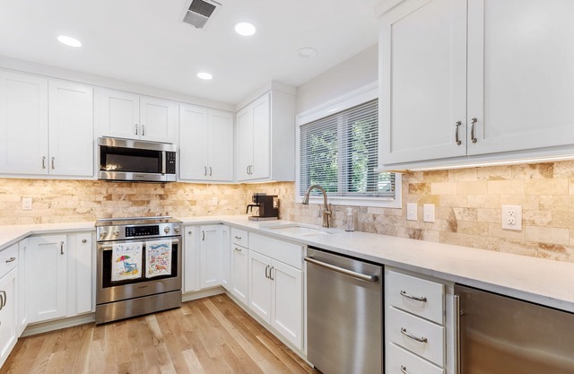 Charming cottage yards to beach and recent reno