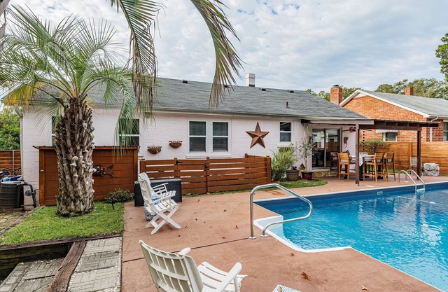 Charming Cottage, with pool… close to National Hills Masters Tournament.n