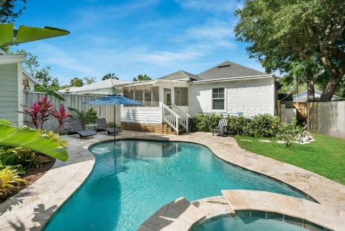 Charming Cottage w Pool, Walkable to Downtown