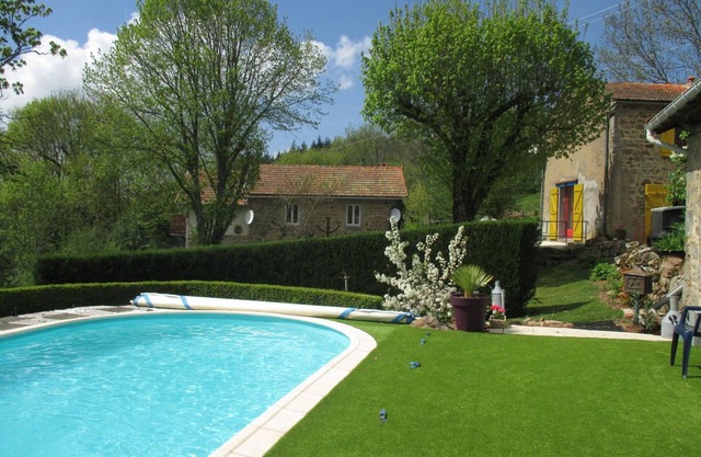 Charming cottage with shared pool, pets allowed, terrace and garden