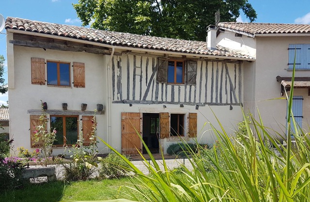 Charming Cottage with great views near swimming lake with beach & nature setting