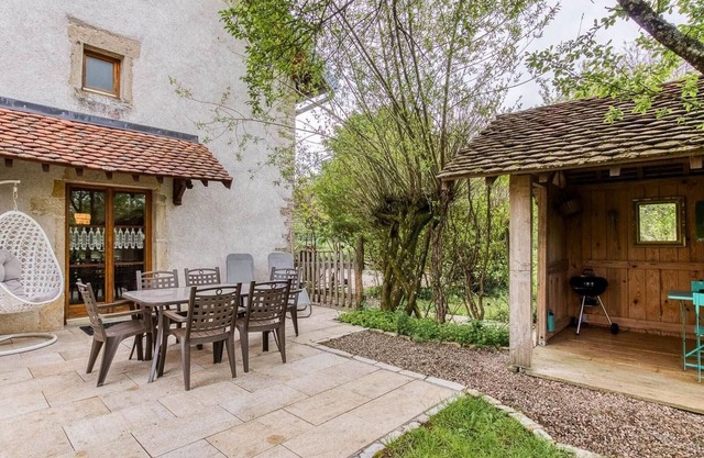 Charming cottage with garden, near lake activities and hiking