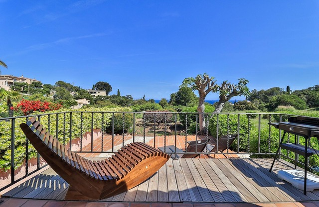 Charming cottage with sea view, garden and communal pool