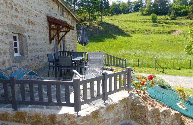 Charming Cottage with Wifi, Bike Storage, and Outdoor Activities in Peaceful Forest Setting