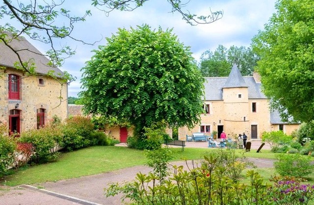 Charming Countryside Cottage with River Views, Near Historic Manor House