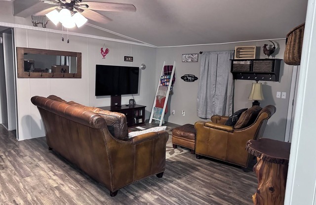 Charming Country Cottage 3-bedroom house in Leesville with WiFi and AC