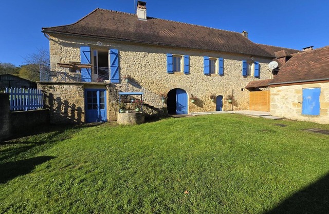 Charming Countryside Retreat with Fireplace, Garden, and Family Amenities in Tourtoirac, France
