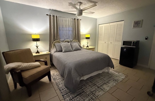 Charming & Cozy Bedroom with Bathroom. Private Entry. Fully Equipped!