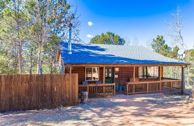 Charming, cozy cabin in the heart of Pikes Peak country! Hot tub, gas fireplace!