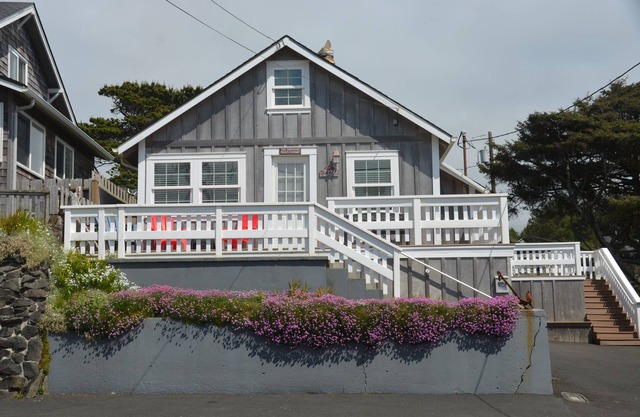 Charming Cozy Cottage w/OceanView! Steps to Beach! W/2 large decks and WiFi!