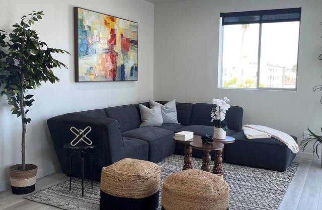 Charming & Cozy Retreat in the Heart of LA - Walk to The Beverly Center!