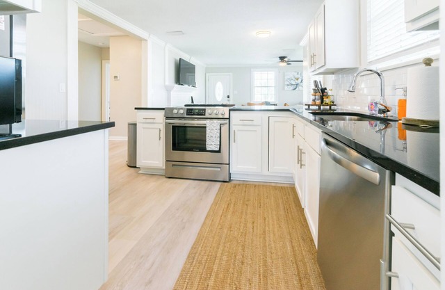 Charming Cozy Stay with Hot Tub near Downtown Jacksonville