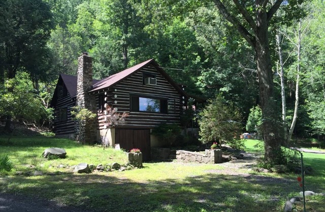 Charming Creekside family cabin, 15 minutes to falls, golf, waterfalls & more.
