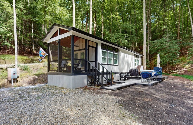Charming creekside cottage with hot tub, fire pit & screened-in porch