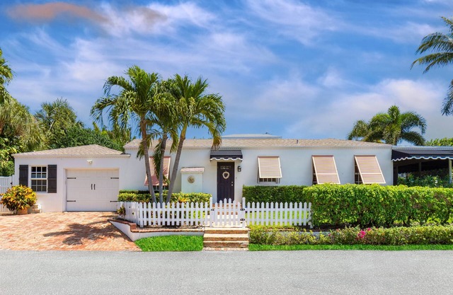 Charming Delray Beach Cottage - 1 blk to beach and Atlantic Ave!; Pet-friendly!
