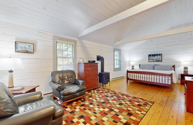 Charming dog-friendly studio cabin with firepit and near outdoor fun