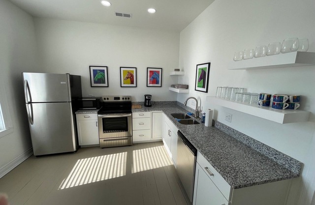 Charming Downtown Apartment