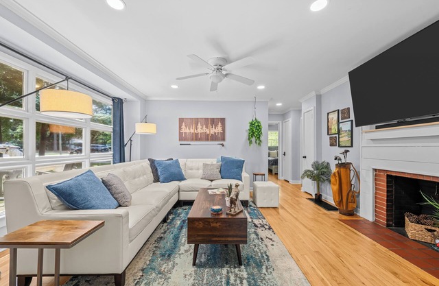 Charming Downtown Corner Cottage - 1 Block Walk to Food & Fun - Dog Friendly