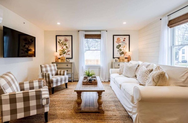Charming Downtown Farmhouse Apartment #4