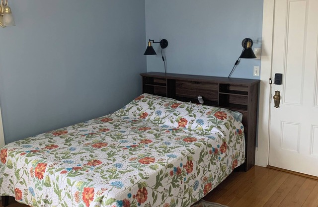 Charming downtown studio in lovely Sanford with AC and private bathroom