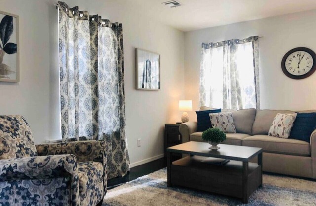 Charming Duplex for Two- FREE WiFi, washer/dryer