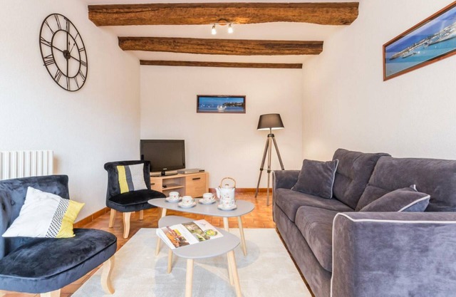 Charming Farmhouse Near Beaches - Spacious Garden, Modern Amenities, and Family-Friendly