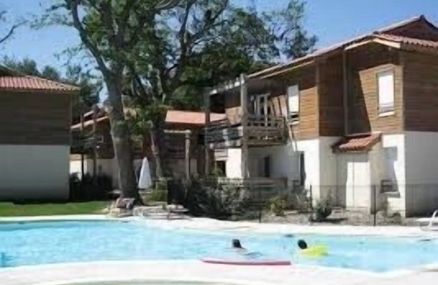 Charming family apartment for 4 people with swimming pool on Lake Aureilhan