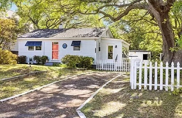 Charming family-friendly cottage near the beach, large lot with beautiful oaks